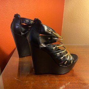 Steve Madden Wingger Black and Gold Wedge Heels in Size 7.5M
